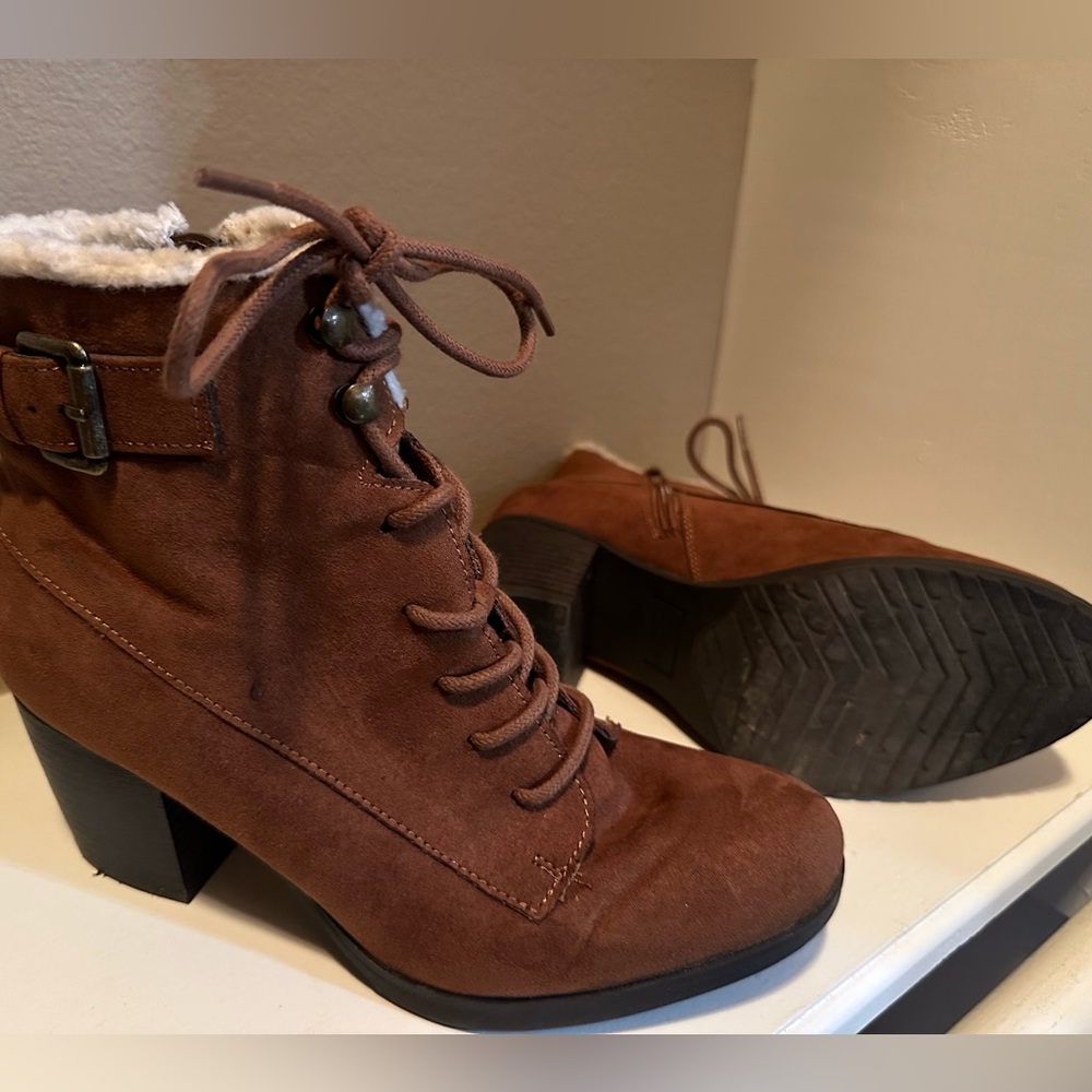 Me Too “lulu” Women’s Ankle Booties Faux Brown Suede Block Heel
